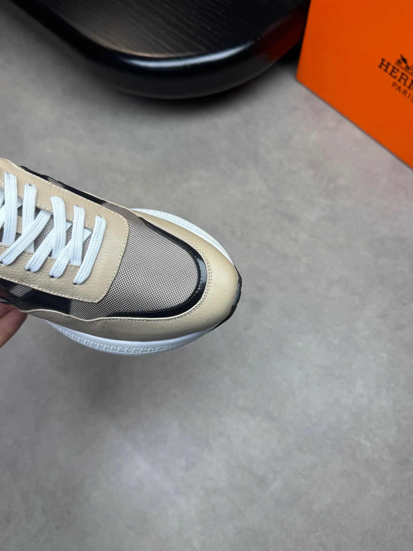 [HERMES] Hermès men's shoes 💰520💰 - high-end quality original items 🔍🔍🔍 casual sports shoes - upper: 🔝 pebbled calfskin, brand high mercerized canvas, body sewn with brand ´H´ totem, tongue brand logo cloth label - lining: water-dyed cowhide -Outsole: Ultra-light T men's shoes 💰U foam·rubber; two-color molded outsole -Ultra-high quality control·Fine workmanship: highlighted (high-end·luxury·grade) -Size: 39-44 (38, 45, can be customized)